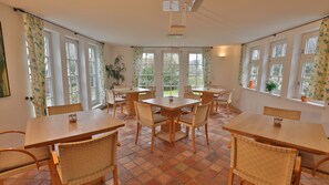 Daily cooked-to-order breakfast (EUR 9.50 per person)