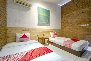 Deluxe Twin Room | Free WiFi, bed sheets - OYO 2380 Alea Guesthouse (Borobudur)