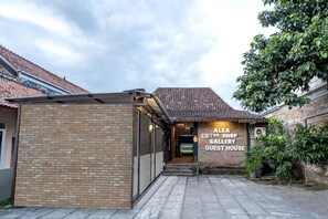Exterior - OYO 2380 Alea Guesthouse (Borobudur)