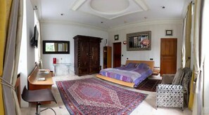 Dubbelrum (Amandiers) | Värdeförvaringsskåp på rummet, individuell inredning och unika möbler