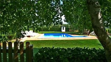 Ferienhaus, 2 Schlafzimmer (Alloro) | Außenpool | Außenpool (je nach Saison geöffnet), Liegestühle