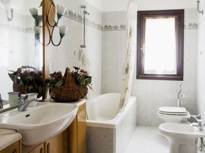 Deluxe Apartment, 2 Bedrooms (Melograno) | Bathroom | Bidet, towels, toilet paper - Agriturismo I Profumi dell'Orto (Campagnatico)