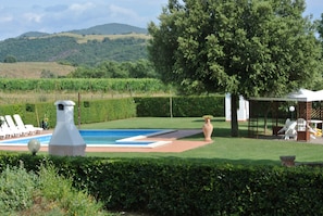 Piscine extérieure (ouverte en saison), chaises longues