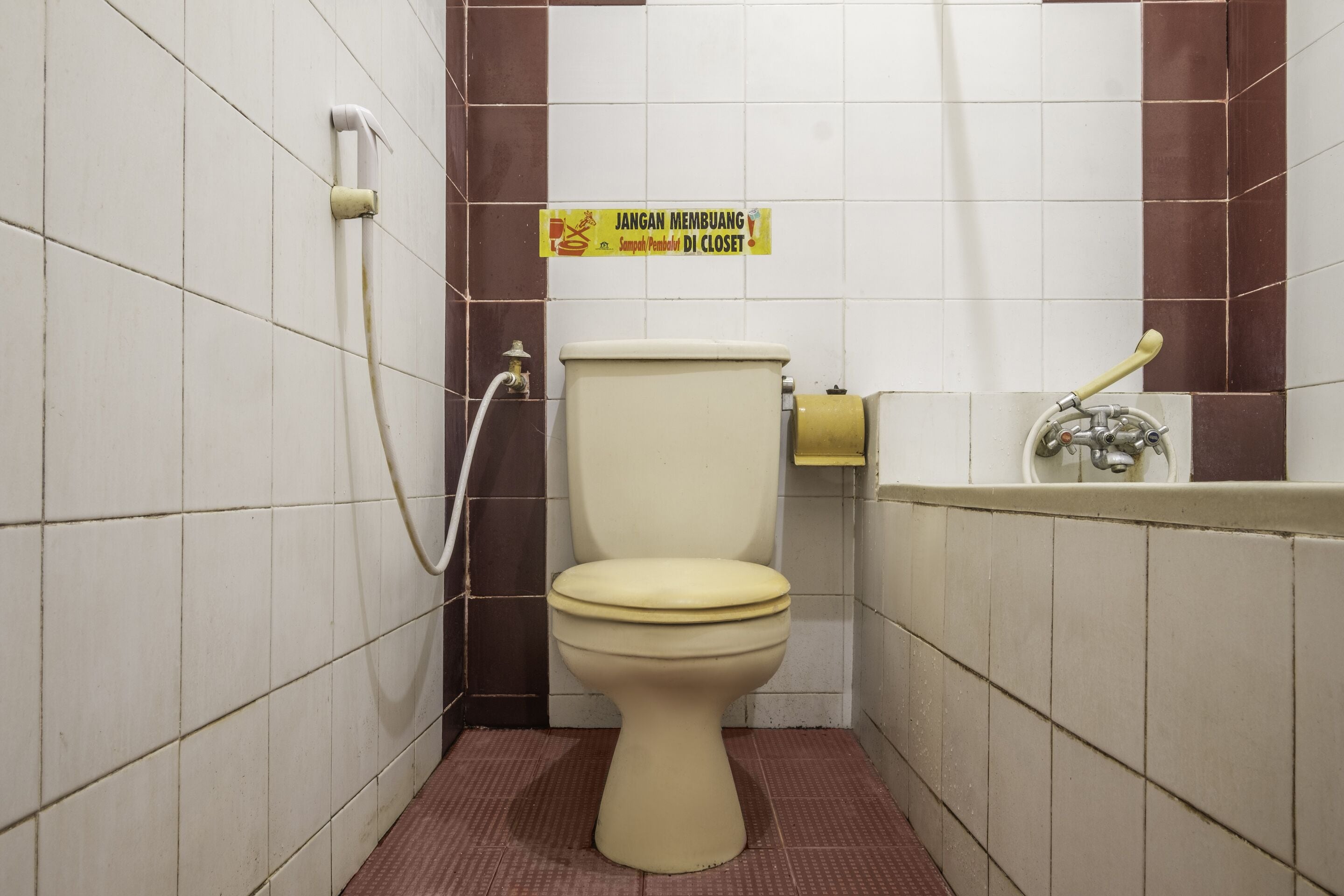 Un banyet petit i estret amb vàter, rentapel i plat de dutxa.