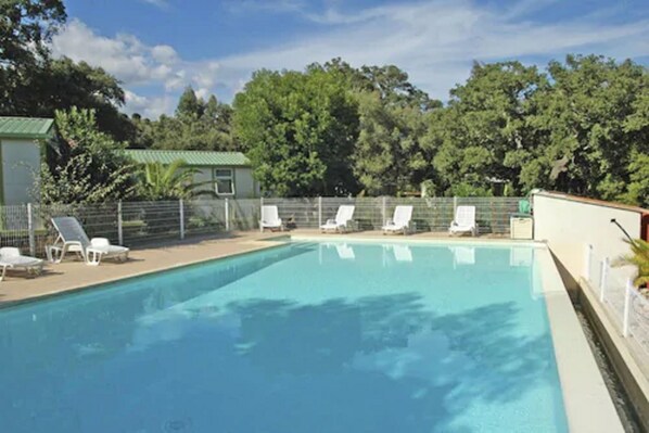 Una piscina al aire libre de temporada