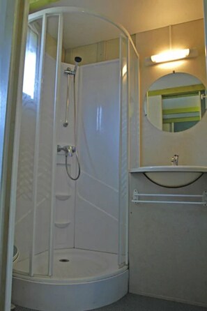 Economy chalet | Badkamer | Een douche, een regendouche, handdoeken