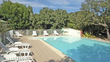 Una piscina al aire libre de temporada