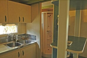 Economy Chalet | Private kitchenette | Fridge, microwave, stovetop, coffee/tea maker - Camping Pezza Cardo (Porto-Vecchio)