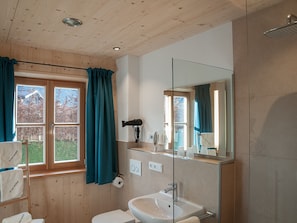 Hårføner, håndklær og såpe