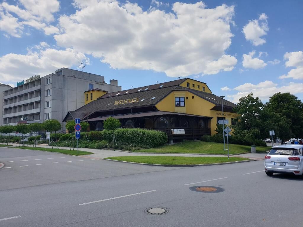 Un edificio con fachada amarilla y un cartel que dice 'DESTINATION HOTEL'.