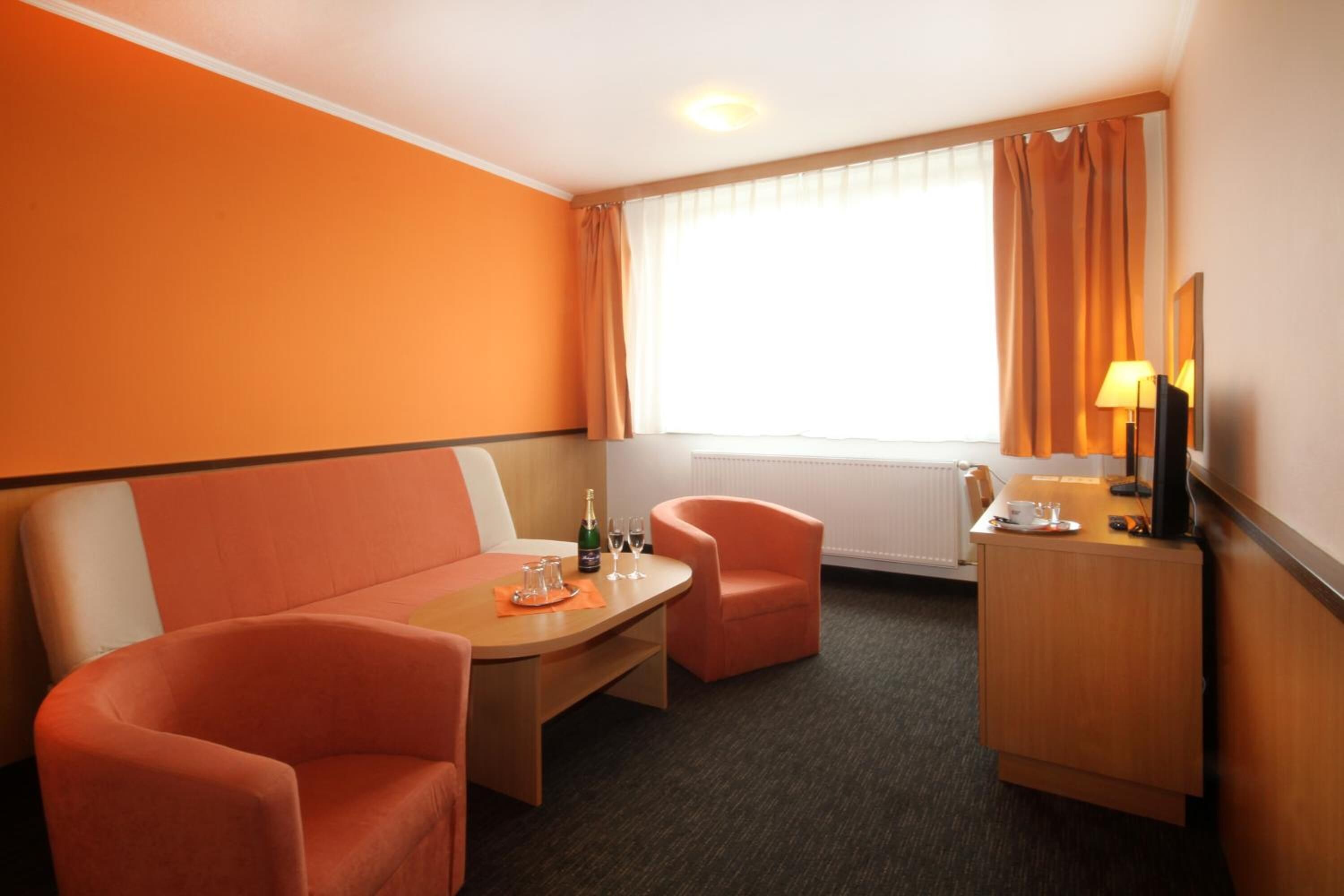 办公桌、笔记本电脑工作区、遮光窗帘、免费 WiFi