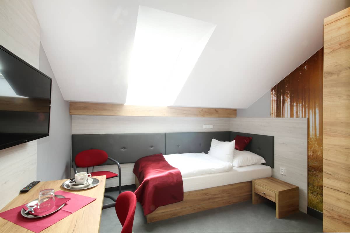 Deluxe Single Room | 1 bedroom, desk, laptop workspace, blackout drapes