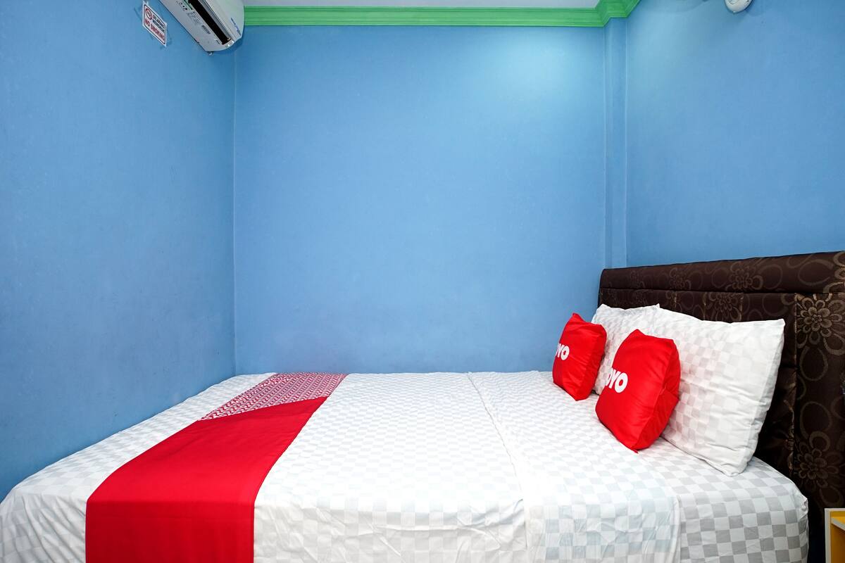 Escritorio, wifi gratis y ropa de cama