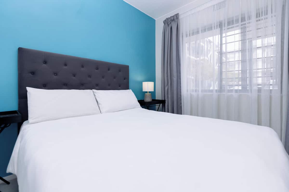 Ropa de cama de alta calidad y caja de seguridad en la habitación