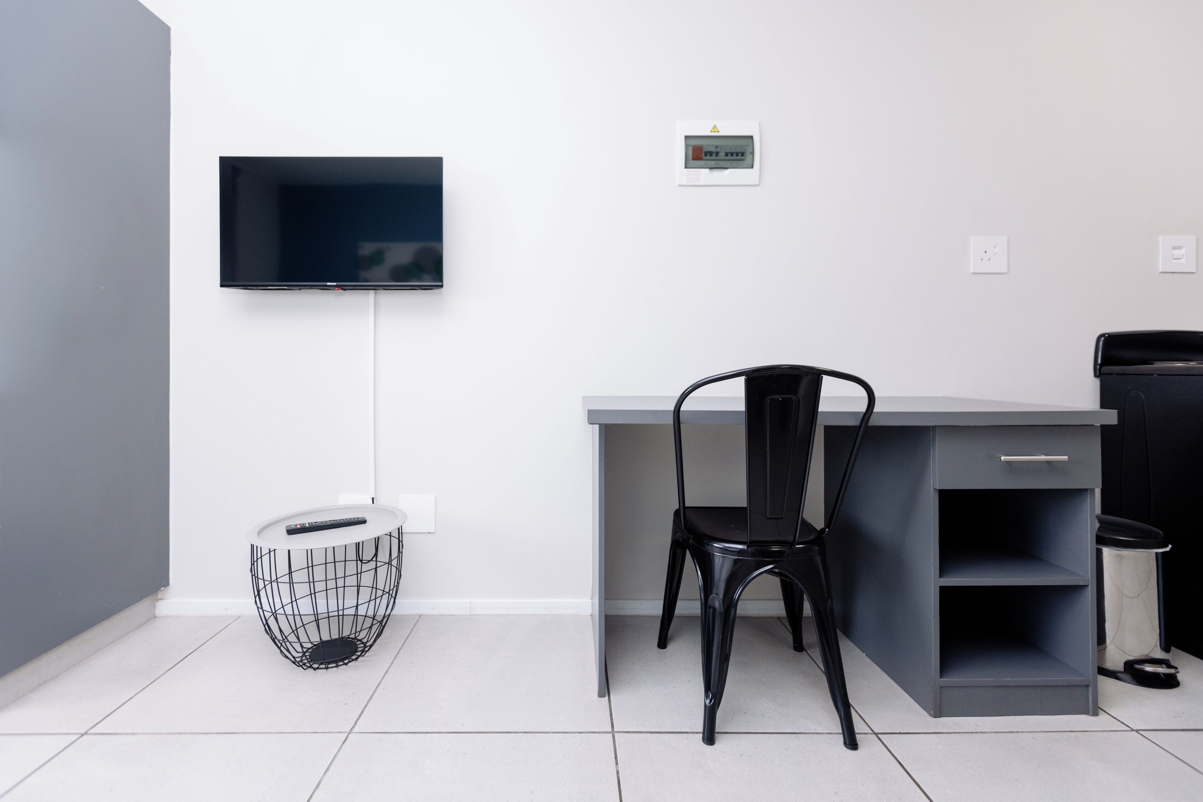 Ropa de cama de alta calidad y caja de seguridad en la habitación 