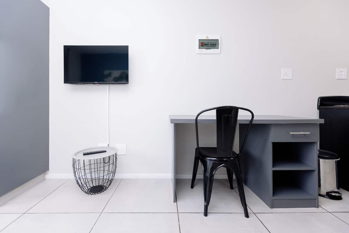 Ropa de cama de alta calidad y caja de seguridad en la habitación