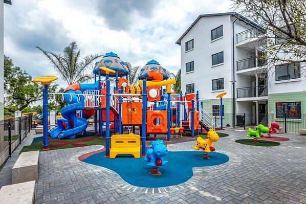 Children's play area - outdoor - MINT Express Sandton View (Sandton)