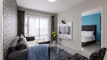 Standard Apartment, 3 Bedrooms | Peralatan tempat tidur premium, peti besi dalam bilik, meja