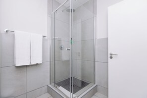 Appartement supérieur, 2 chambres | Salle de bain | Douche, douche cascade, articles de toilette (gratuits)