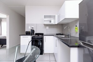 ซูพีเรียอพาร์ทเมนท์, 2 ห้องนอน | ครัวส่วนตัว | ตู้เย็นเล็ก, ไมโครเวฟ, เตาประกอบอาหาร, กาต้มน้ำไฟฟ้า