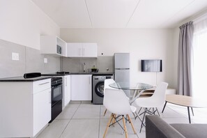 Frigobar, microondas, placa de cocina, tetera/pava eléctrica