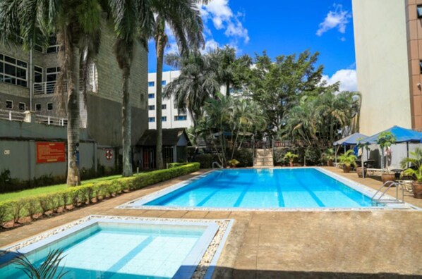 Outdoor pool - Hillview Apartments (Kampala)