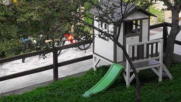 Zona de juegos infantil al aire libre
