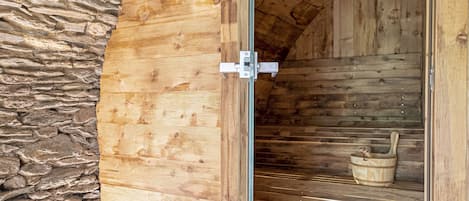 Sauna, hot tub