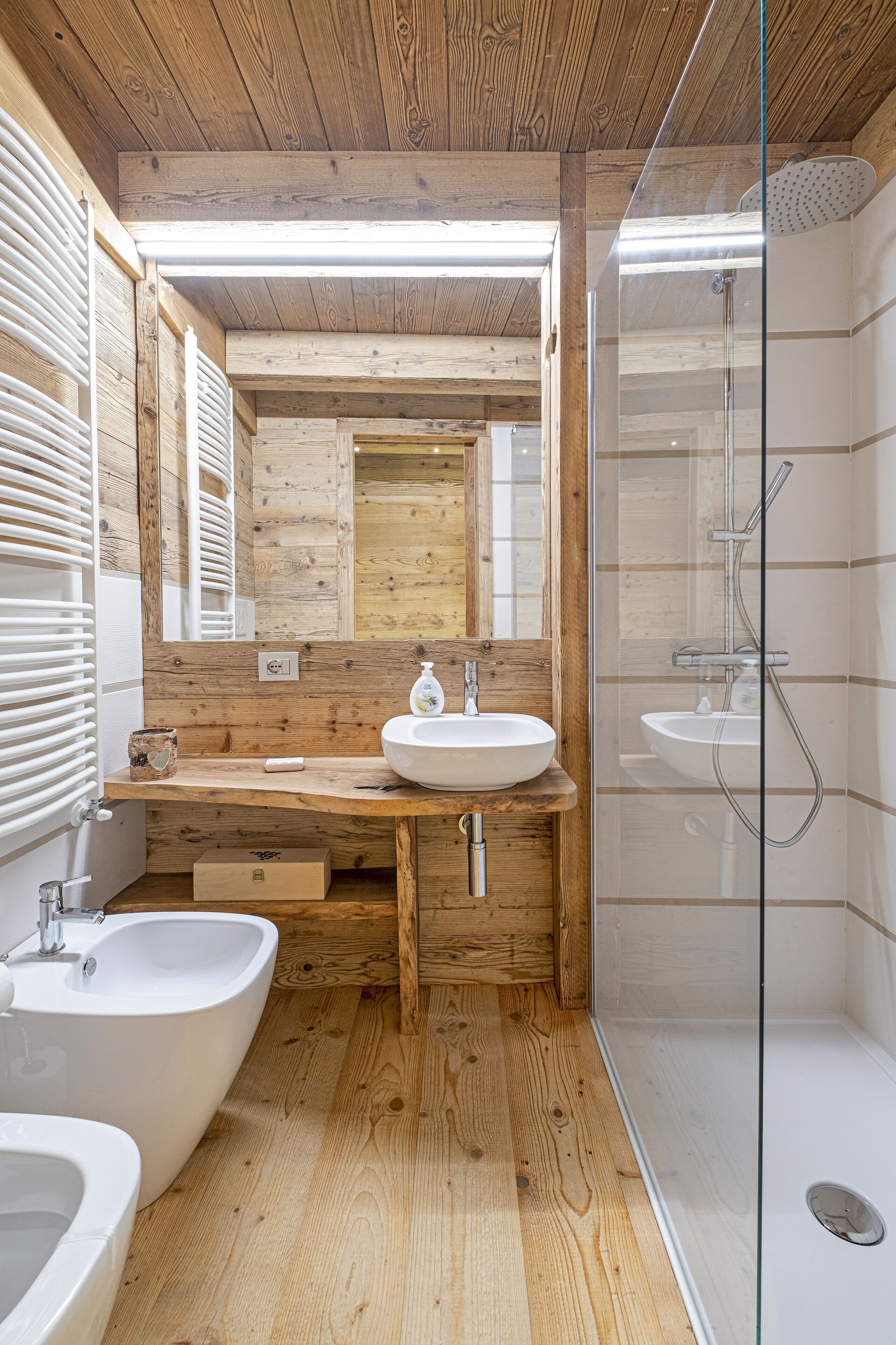 Resortwoning (Amelia) | Badkamer | Een douche, een regendouche, een haardroger, pantoffels