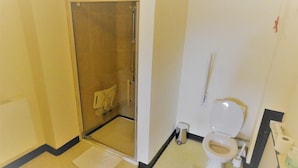 Shower, towels - Hounslow Central Hotel (Hounslow)