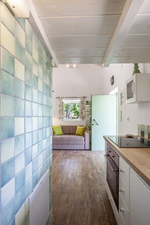 Fridge, oven, dishwasher, coffee/tea maker