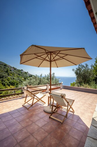 Deux villas rustiques avec vue sur la mer et piscine