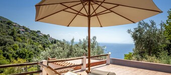 Deux villas rustiques avec vue sur la mer et piscine