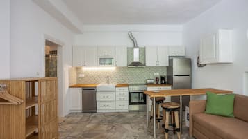 JÀÀkaappi, uuni, astianpesukone, kahvin-/teenkeitin