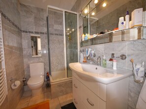 Combined shower/bathtub, hair dryer, towels, soap