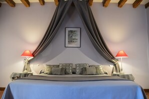 Superior Room (Château Gaillard) | Premium bedding, individually decorated, individually furnished, desk - Château de Ribourdin (Chevannes)