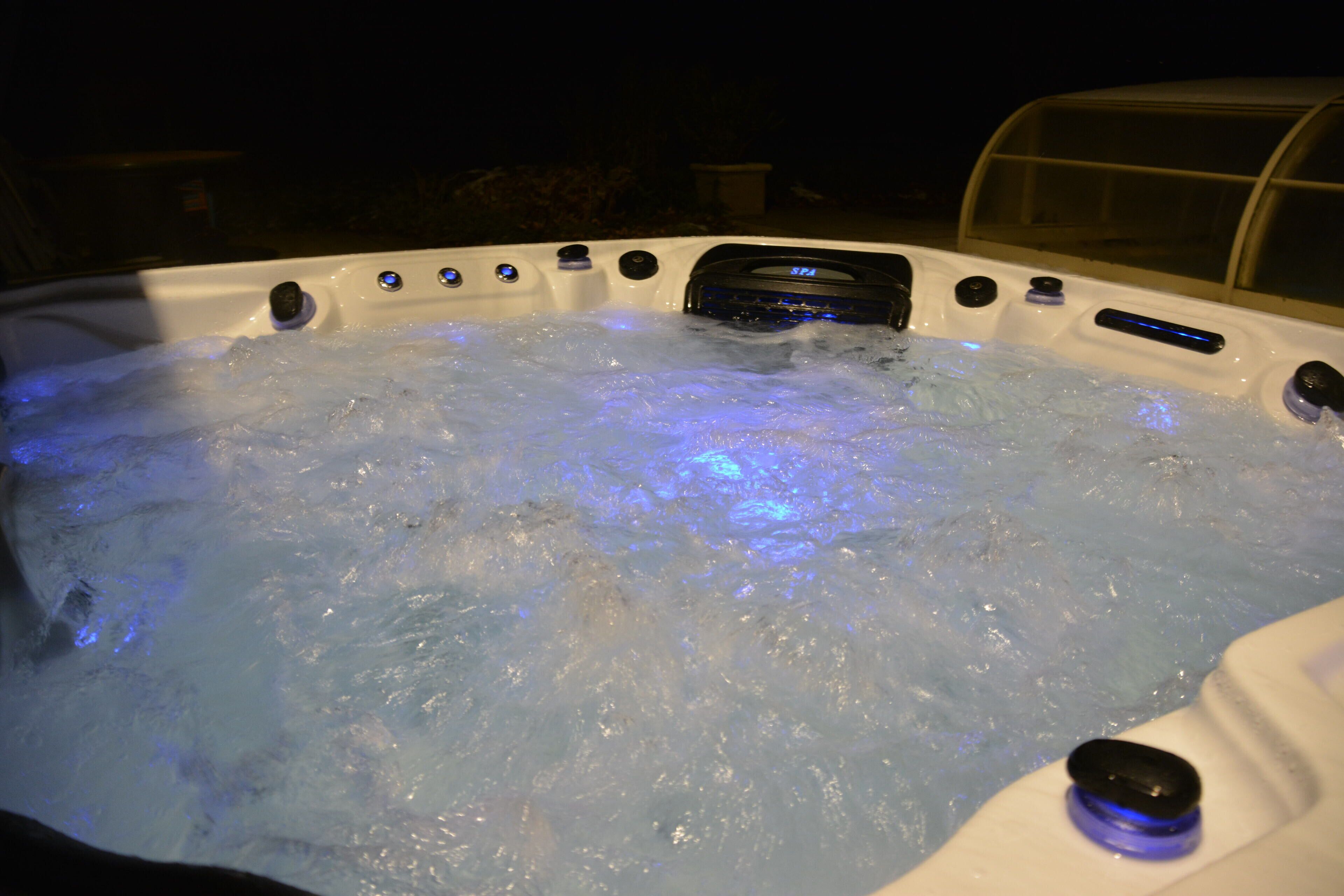 Un jacuzzi con múltiples chorros y un panel de control.