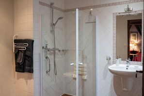 Superior Room (Château Gaillard) | Bathroom | Eco-friendly toiletries, hair dryer, towels, soap