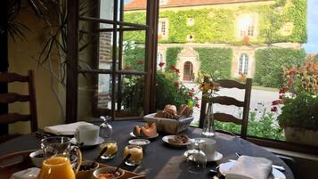 Free daily continental breakfast