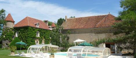 室內游泳池和季節性室外游泳池,提供泳池遮陽傘和日光浴躺椅