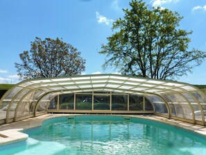 Piscine couverte, piscine extérieure (ouverte en saison)