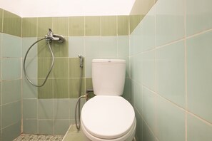 Habitación estándar doble | Baño | Ducha y toallas