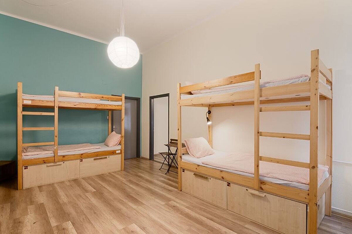 Dormitório compartilhado, em dormitório misto (Bunk Bed in 12-Bed Dormitory Room) | Cofres nos quartos, cortinas blackout, ferros/tábuas de passar roupa