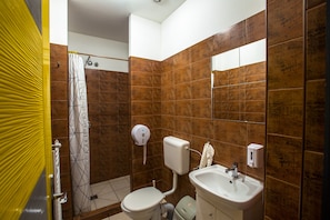 Chuveiro, secador de cabelo, toalhas de banho, sabonete