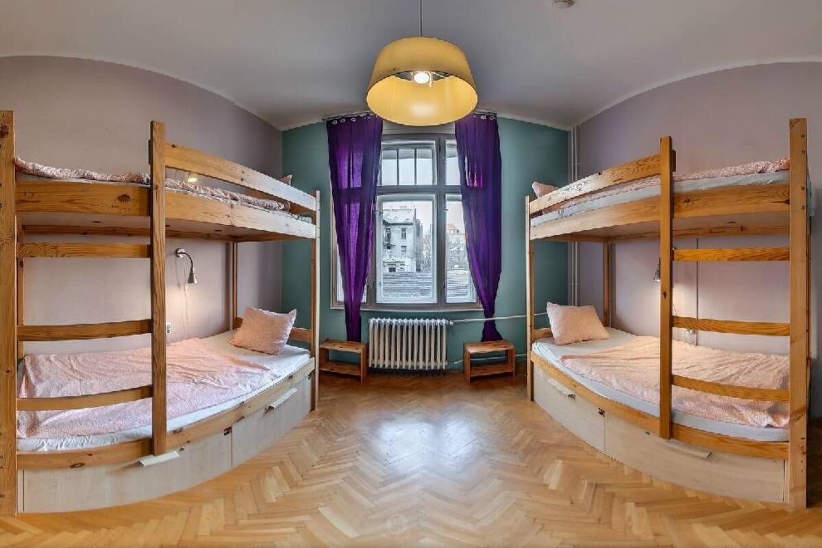 Dormitório compartilhado (Bed in 10-Bed Mixed Dormitory Room) | Cofres nos quartos, cortinas blackout, ferros/tábuas de passar roupa