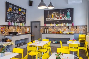 Café da manhã com buffet todos os dias (EUR 4 por pessoa)