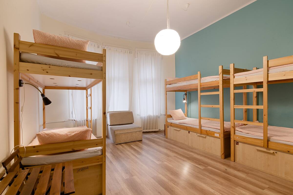 Dormitório compartilhado, em dormitório misto (Bunk Bed in 14 bed Mixed Dormitory) | Cofres nos quartos, cortinas blackout, ferros/tábuas de passar roupa