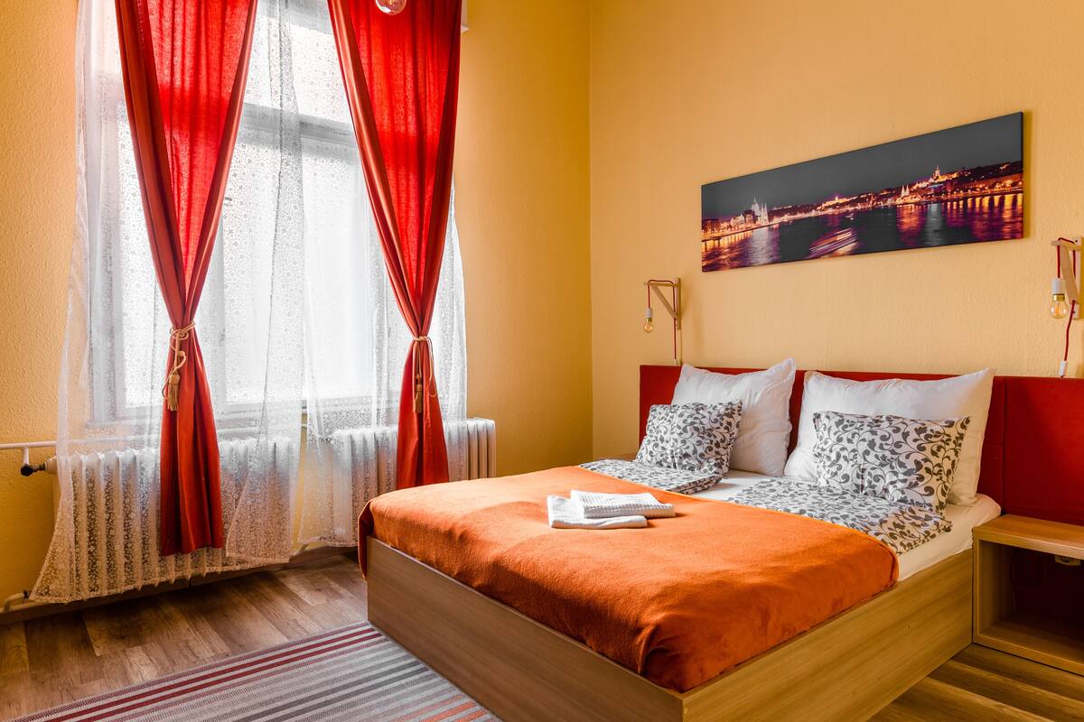 Apartamento, 1 quarto | Cofres nos quartos, cortinas blackout, ferros/tábuas de passar roupa
