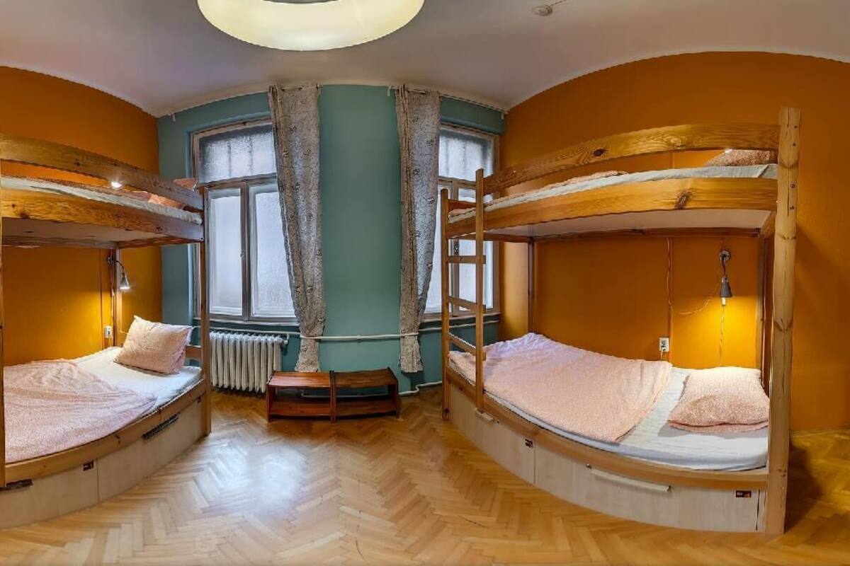 Dormitório compartilhado, somente para mulheres (Bed in 4-Bed Female Dormitory Room) | Cofres nos quartos, cortinas blackout, ferros/tábuas de passar roupa