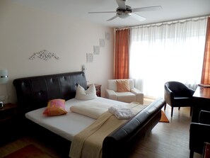 Comfort Room | Hypo-allergenic bedding, free minibar, individually furnished, desk